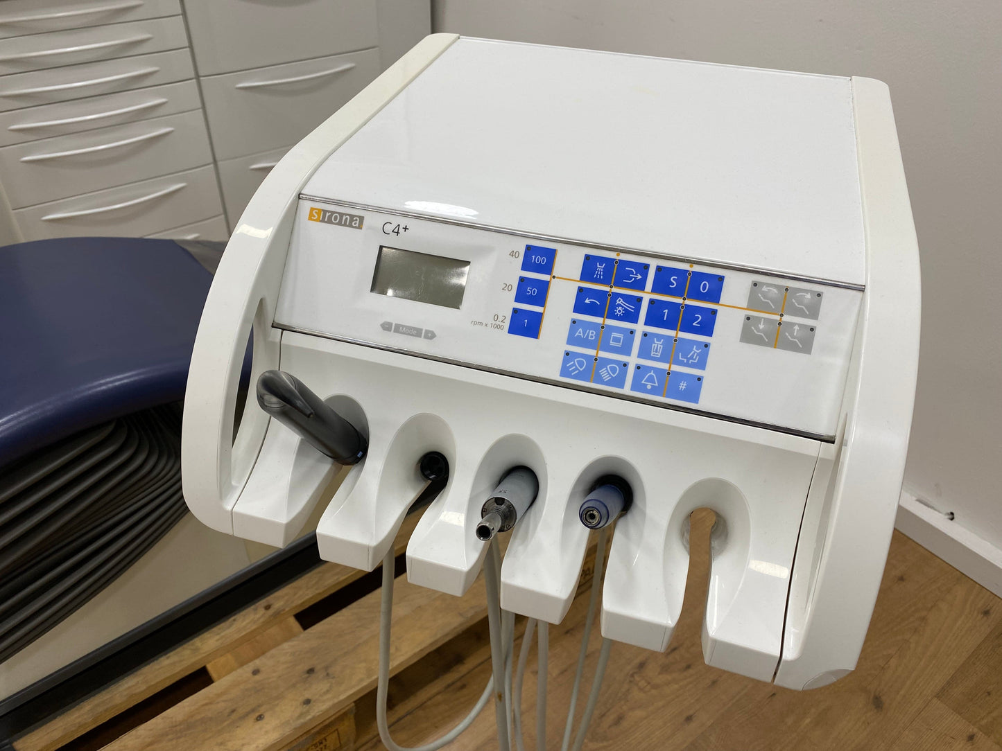 Sirona C4 + Plus Behandlungseinheit