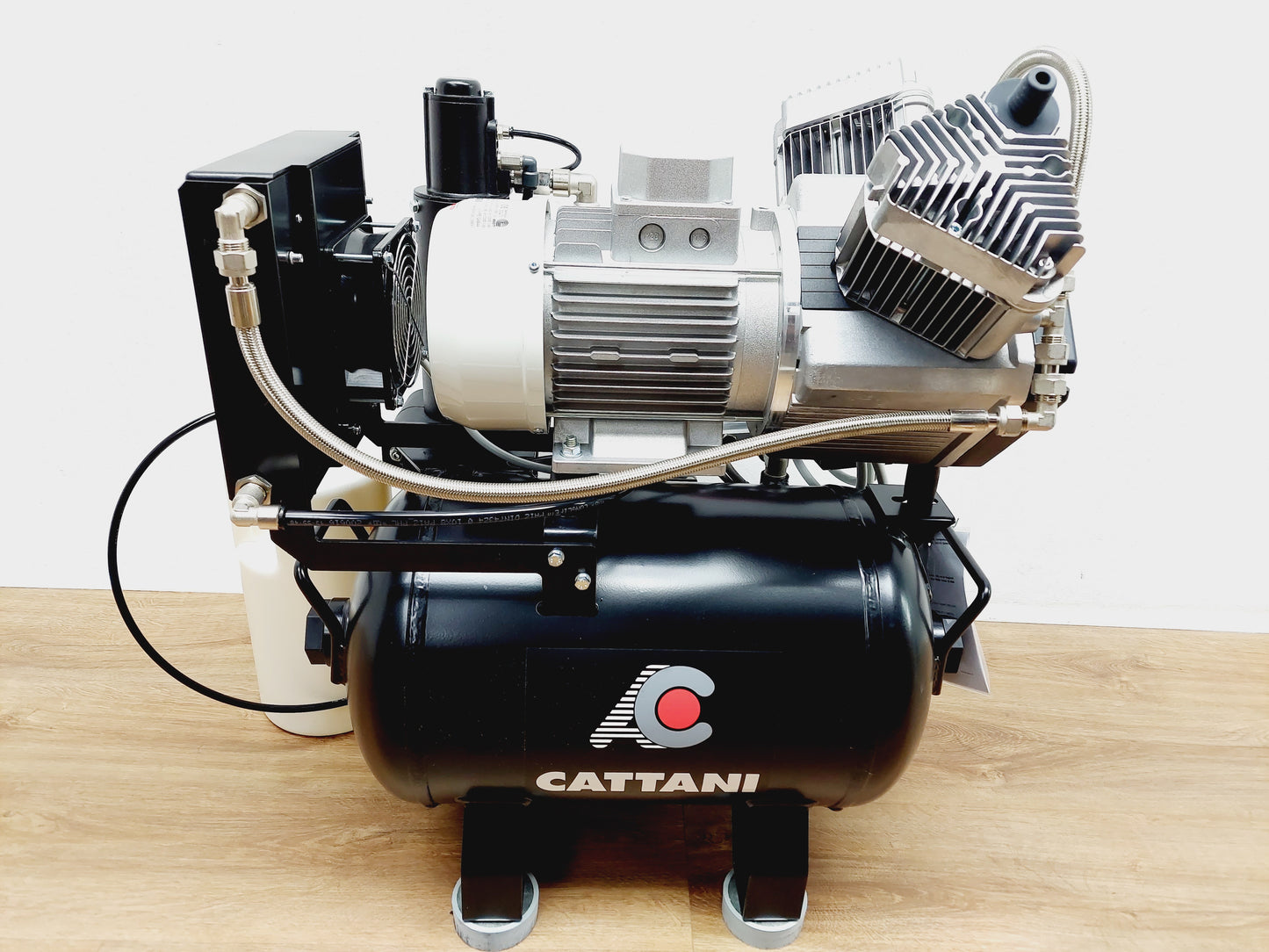 Kompressor Cattani AC 200. Für zwei-drei Dentalgeräte mit Lufttrockner und ölfrei