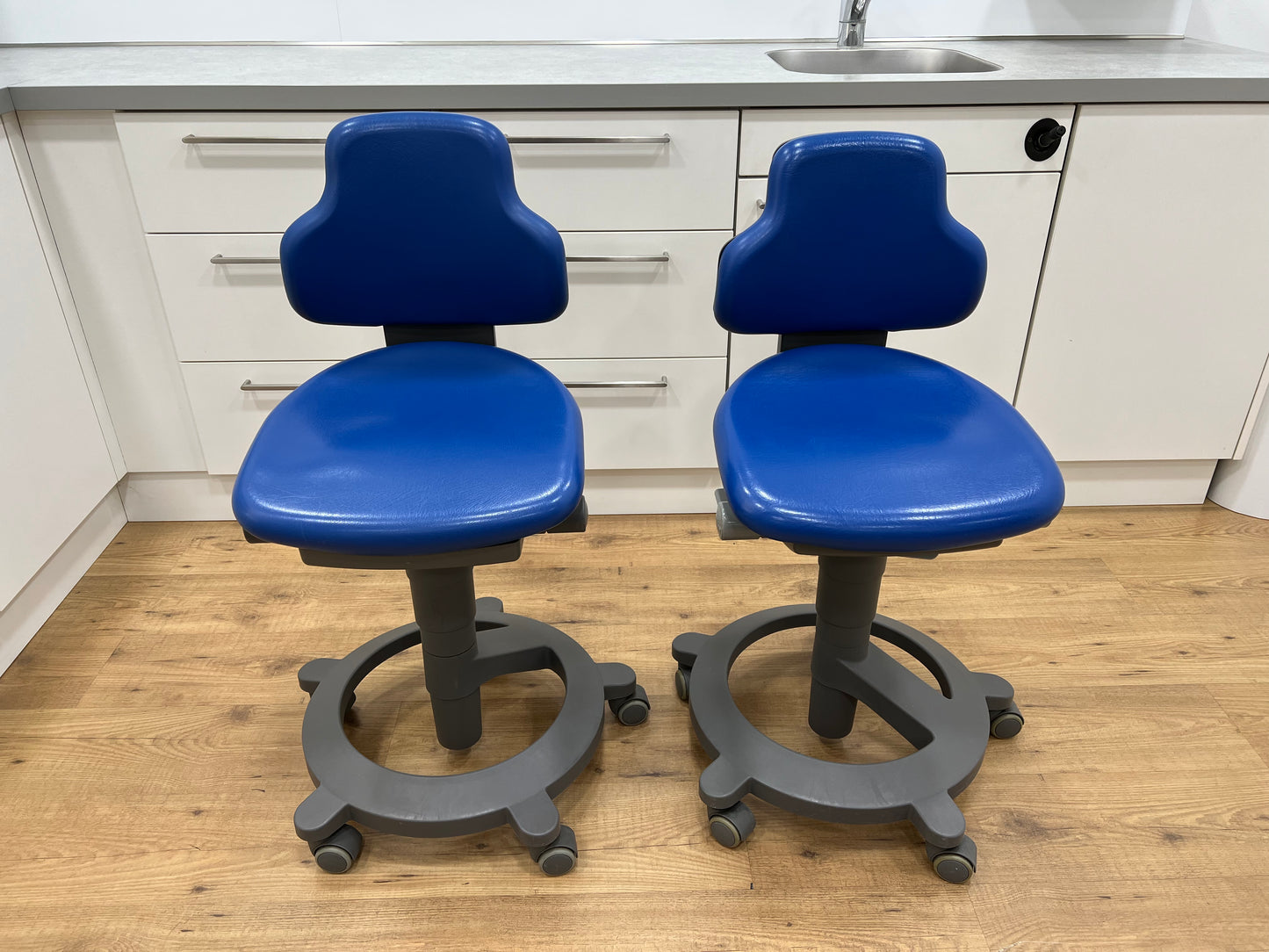 Sirona C Serie Stuhl Rollhocker Arztstuhl Hocker Behandlerstuhl  blau